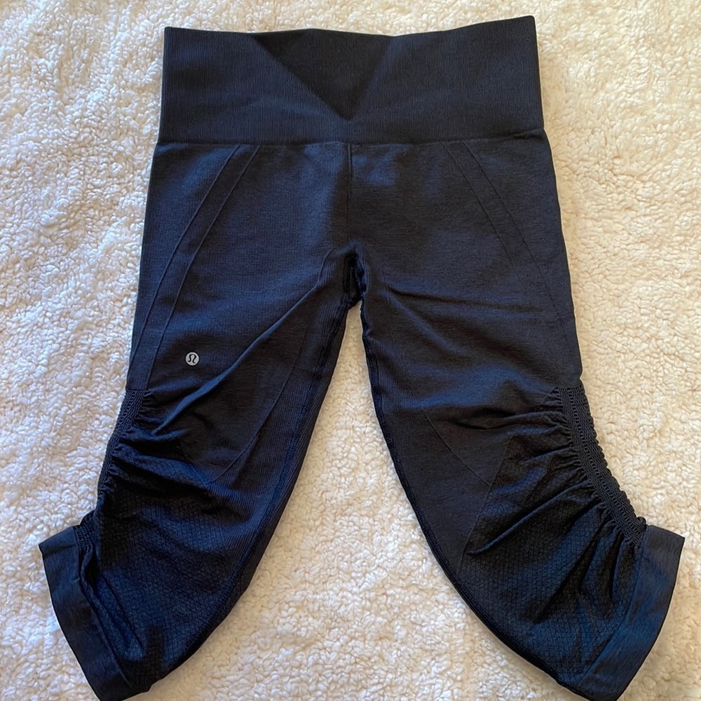 Lululemon crops size 6 dark gray.